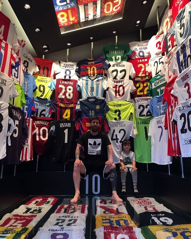 Messi'nin evinde forma koleksiyonuna ayrılmış özel bir oda da mevcut.