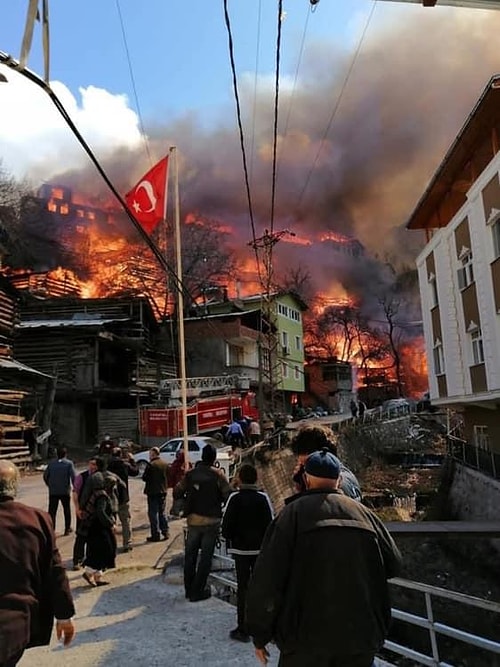 60'a Yakın Ev Yandı! Artvin'deki Köy Yangını Kontrol Altına Alındı