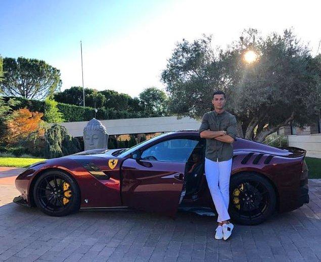 Ronaldo'ya, 260.000 sterline mal olan Lamborghini Aventador'u ve 350,000 sterline mal olan Ferrari F12 TDF'si de koleksiyonunda mükemmel bir durumda bulunmakta.