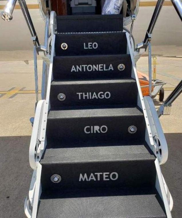 Arjantin'deki özel bir firma tarafından dizayn edilen jetin basamakları Messi'nin eşi ve çocuklarının isimleriyle süsledi.