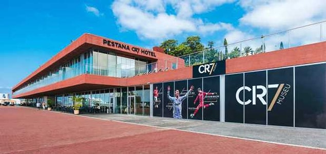 Ronaldo ilk otelini 2016 yılında Madeira, Funchal'da açtı.