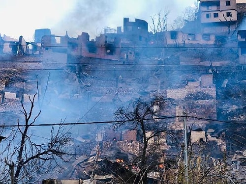 60'a Yakın Ev Yandı! Artvin'deki Köy Yangını Kontrol Altına Alındı