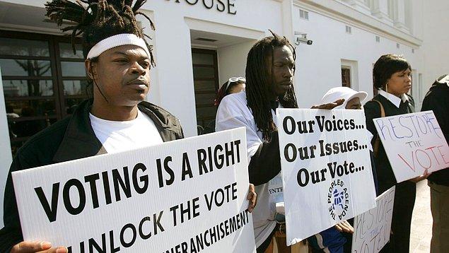 12. Pek çok eyalette ağır suçlara karışmış insanlar, şartlı tahliye edilmiş olsalar dahi oy kullanamıyor.