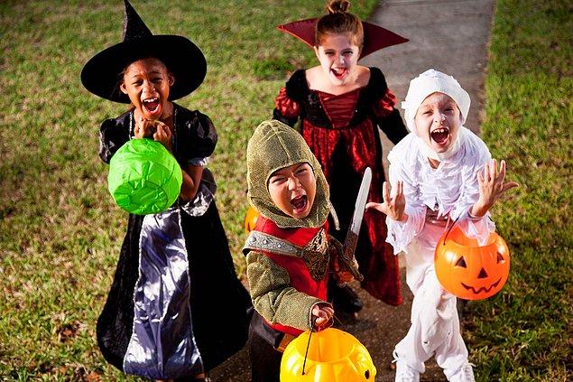 13. Cadılar Bayramı'nda gerçekten de kapınız çocuklar tarafından çalınır ve onlara şeker vermeniz beklenir.
