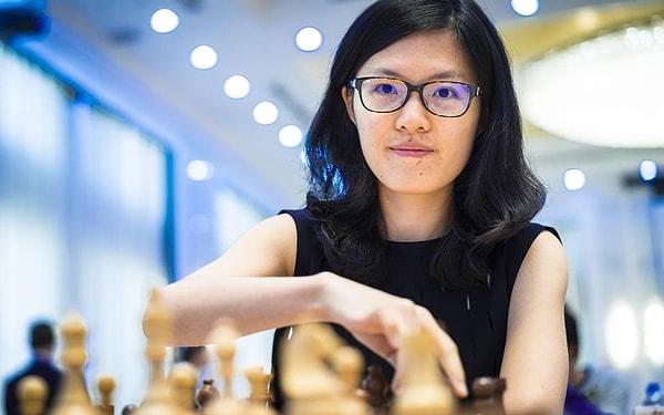 Günümüzde en başarılı 100 satranç oyuncusu arasındaki tek kadın, Hou Yifan.