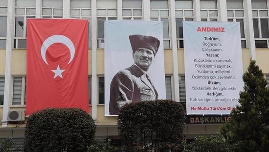 Belediye Binasına 'Andımız' Pankartı