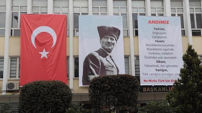 Belediye Binasına 'Andımız' Pankartı