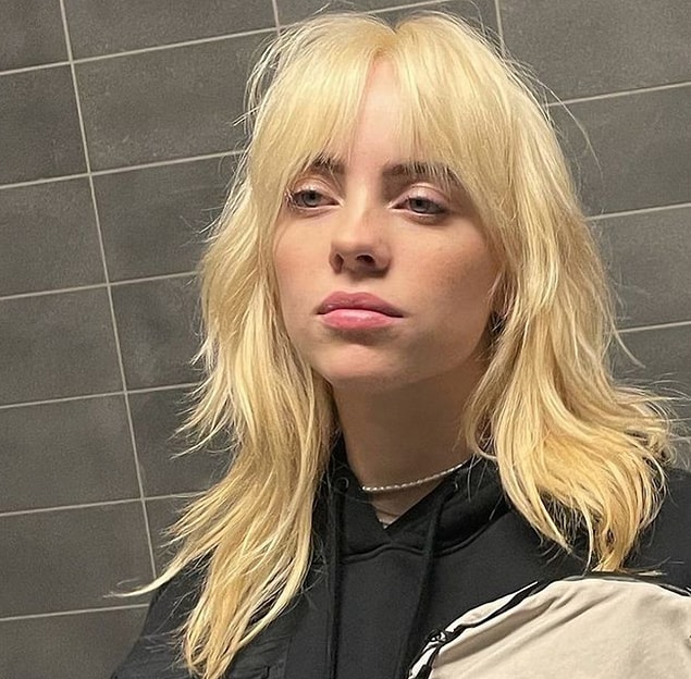 5. Billie Eilish ikonik yeşil saçlarını sarıya boyattı.