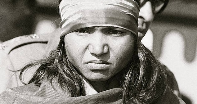 Hindistan'ın az gelişmiş bir bölgesi olan Bundelkhand'da dünyaya gelen Phoolan Devi, çocukluğundan itibaren zor geçecek bir yaşama gözlerini açıyor.