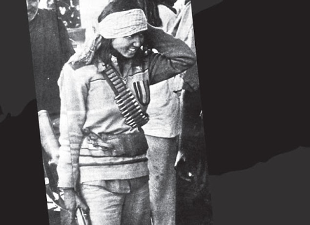 Çete içerisinde tek kadın olduğu için türlü taciz ve şiddete maruz kalan Phoolan, bir süre sonra çete lideri ile aşk yaşamaya başlıyor.