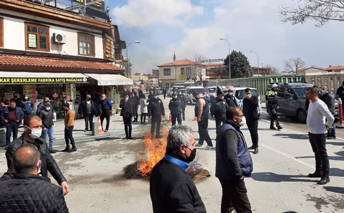 Konya'da Esnaf Masa ve Sandalyeleri Yaktı: 'Kongreler Lebalep Dolu, Virüs Sadece Bize mi Var?