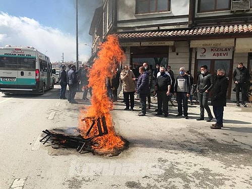 Konya'da Esnaf İsyan Etti: 'Kongreler Lebalep Dolu, Virüs Sadece Bize mi Var?