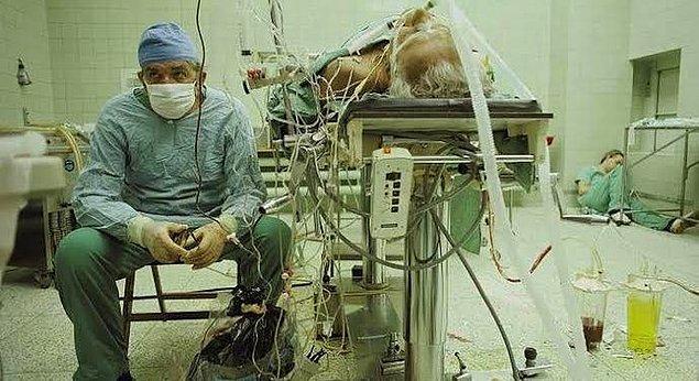 Sosyal medya ile haşır neşir olan hemen herkes bu meşhur ameliyat fotoğrafını görmüştür.
