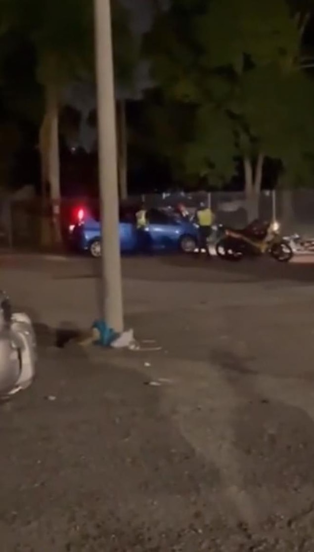 Polislerden birisi aracın üzerine yatarak aracı durdurmaya çalışsa da, çift kaçmayı başardı.