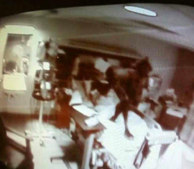 4. Gece vakti hastanede çekilen bu fotoğraftaki paranormal şeyin ne olduğunu hala kimse bilmiyor ayrıca bu fotoğraf çekildikten birkaç saat sonra o katta bulunan bir hasta sebepsiz yere vefat etmiş.