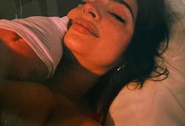17. Her pozuyla yüreğimizi ağzımıza getiren Emrata bu kez de doğum anından fotoğraflarını paylaştı.