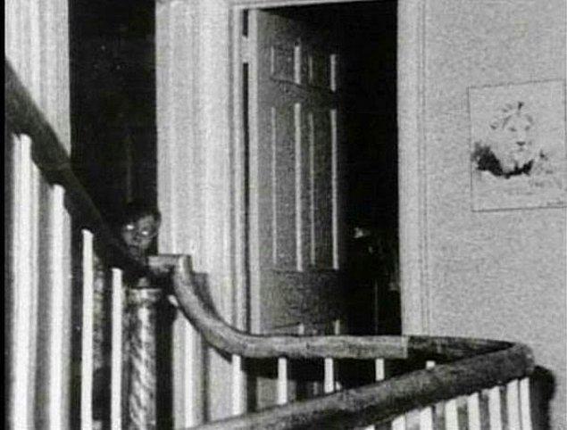 15. Amityville korku evinde garip olayları araştıran Gene Campbell tarafından çekilen bu fotoğraftaki varlığın birkaç yıl önce evde ölen bir çocuğun hayaleti olduğuna inanılıyor.