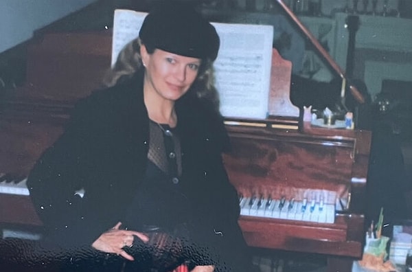 В декабре прошлого года Алекс купил все содержимое дома, принадлежавшего покойной учительнице фортепиано - Бетти-Жоан Рак