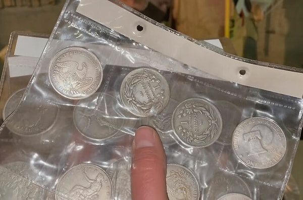 По всему дому Алекс нашел целую коллекцию чистых серебряных долларов.