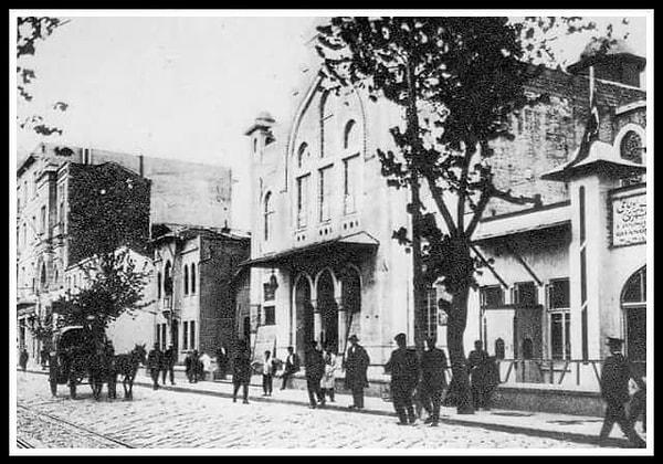 İzmir'deki bu sivil kütüphane 1912 yılının 23 Nisan'ında açılır.
