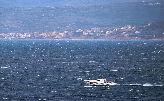 Elleri kelepçeyle bağlanmış
