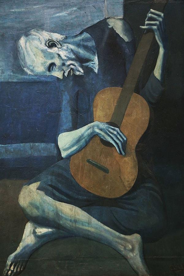 Picasso’nun “Yaşlı Gitarist” eseri yerde oturmuş, yırtık giysileri, üzgün duruşu ile gri saçlı yaşlı bir gitaristi gösterir.