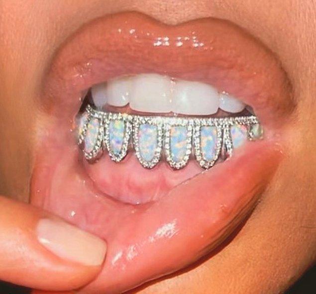 8. Kim Kardashian, dişine taktırdığı mücevherle dudak uçuklattı!