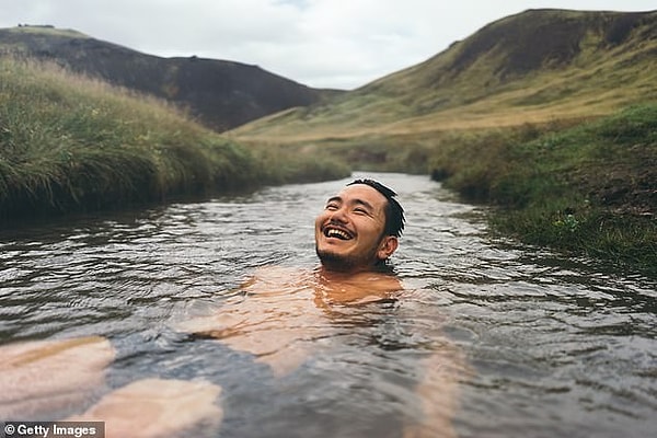 Второе место: мужчина купается в горячем источнике в Исландии, поднявшейся на второе место в таблице, которая относительно легко отделалась во время пандемии.