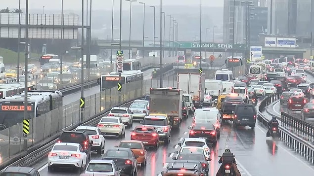 TEM Otoyolu ile D 100 Karayolu'nda bazı noktalarda trafik durma noktasına geldi.