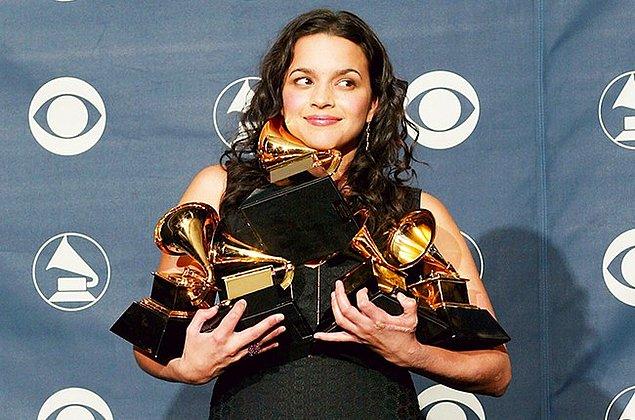 5. 2000'lerin başında popüler müziğe giriş yapan bir caz müzisyeni herkesin dikkatini çekmiş ve ödülleri toplamıştı. Norah Jones, Arif Mardin'in keşfiydi.