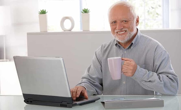 8. "Hide The Pain Harold" olarak bilinen ve büyük bir internet caps akımına dönüşen stok fotoğraflardaki adam, András Arató adlı bir Macar.