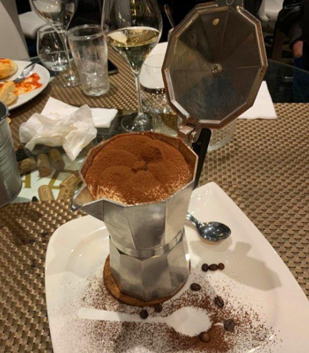 8. Kahve makinesinde servis edilen tiramisu: