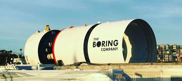 7. Bu muhteşem fikrini gerçekleştirmek için kurduğu şirketin adını sıkıcı şirket anlamına gelen 'The Boring Company' koydu.