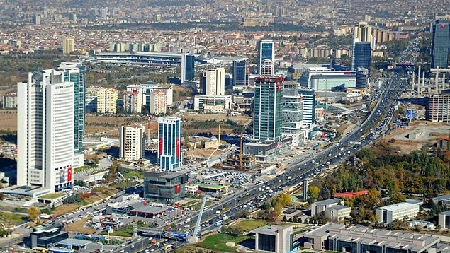 Bonus: Ankara sokaklarını hasretle anarak, ergenliğin o tuhaf hallerini birlikte yâd edeceğiniz, her ne kadar eskiden bir akıma kapılmış olsa da, sizin için ömürlük dostlar.