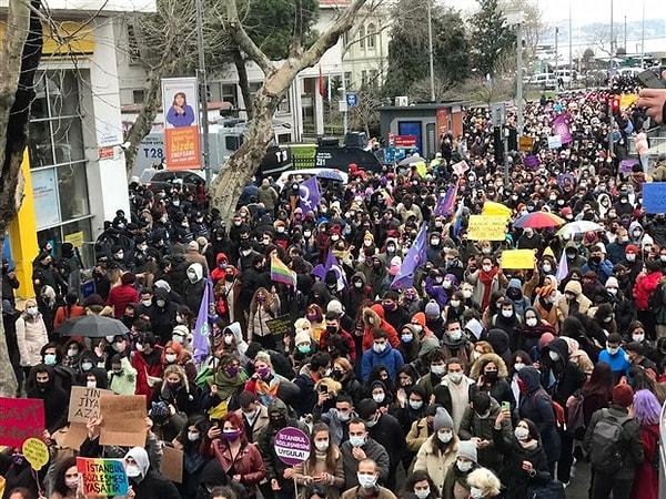 Sözleşmenin feshedilmesine tepki gösteren kadınlar, Kadıköy'de bir araya geldi.