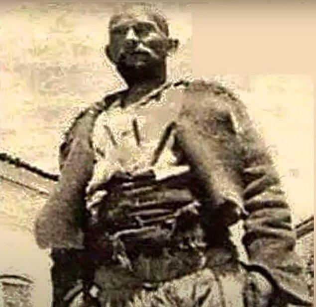 1889'da dünyaya gelir Seyit Ali Çabuk ya da herkesçe bilinen ismiyle Seyit Onbaşı. Ve 1914'te askere gider.