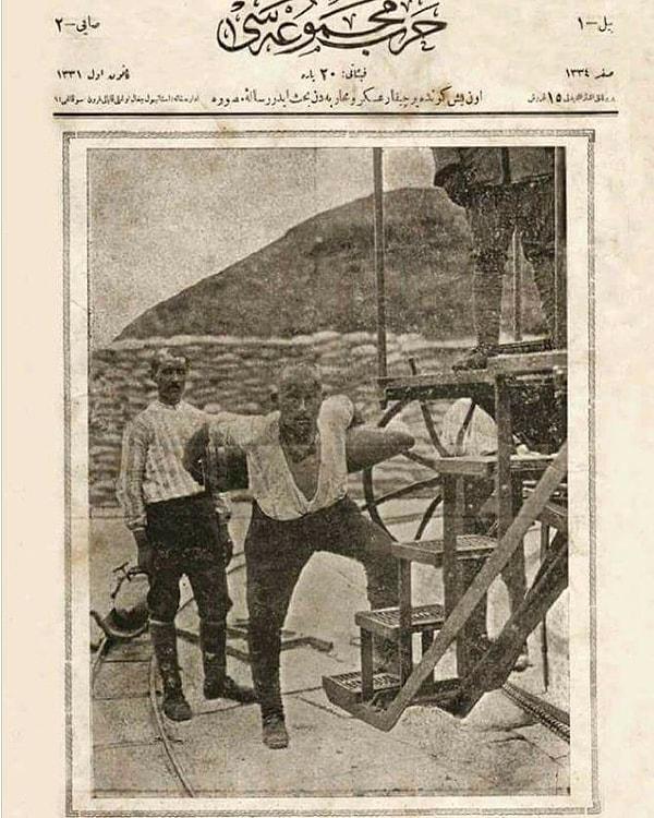 Hatta Aralık 1915'te yayımlanan Harp Mecmuası'nın kapağında dahi görürüz Seyit Onbaşı'yı, tabii ki bu fotoğraf sonradan ve tahtadan bir mermi ile çekilir.
