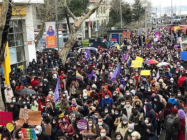 Karar tüm ülkeyi ayağa kaldırırken kadınlar sokaklarda “İstanbul Sözleşmesi’nin her bir maddesinde öldürülen kadınların kanı var. Kararı geri çek, sözleşmeyi uygula!" diyerek isyan etti.