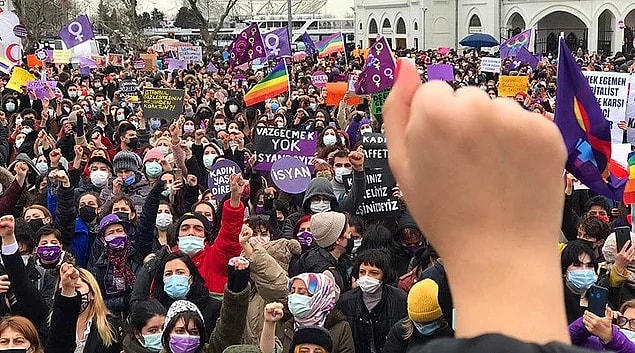 "Yıllardır verdiğimiz mücadeleyi bir gecede silemeyeceksiniz. Kararı geri çek, sözleşmeyi uygula!" sloganlarıyla protestolarına devam ettiler.