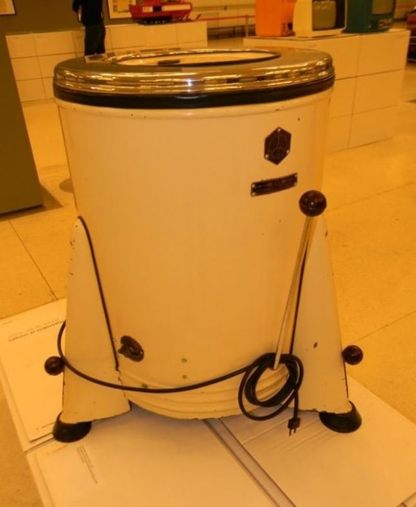 12. Машина, которая должна была выводить пятна с одежды. Правда, у нее это не очень получалось.