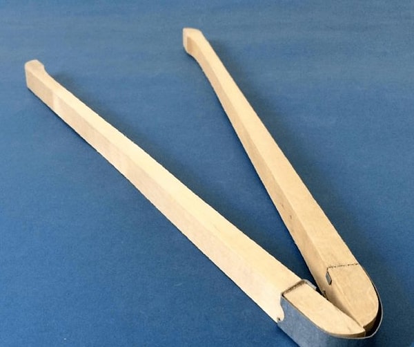 13. Когда в ведрах и кастрКогда в ведрах и кастрюлях вываривали белье, помешивали и доставали его с помощью вот этих щипцов!юлях вываривали белье, помешивали и доставали его с помощью вот этих щипцов!