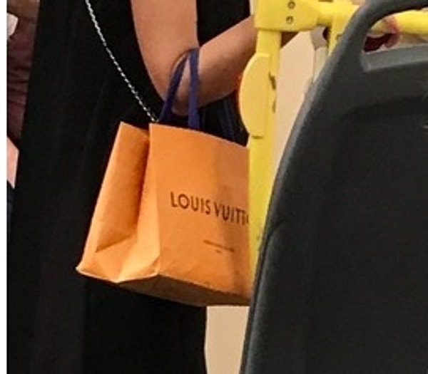 8. Бумажные пакеты заменяли модные сумки