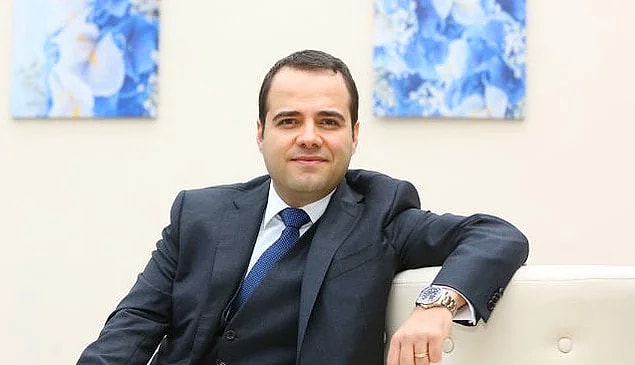 Tanımayanlar için Özgür Demirtaş finans profesörü ve aynı zamanda yazar.
