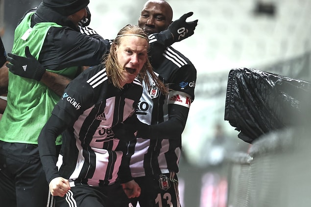 Beşiktaş 48. dakikada Vida'nın golüyle 1-0 üstünlüğü sağladı.