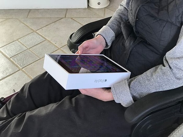 8. Стоит ли сказать маме, что она должна вытащить iPad из коробки?