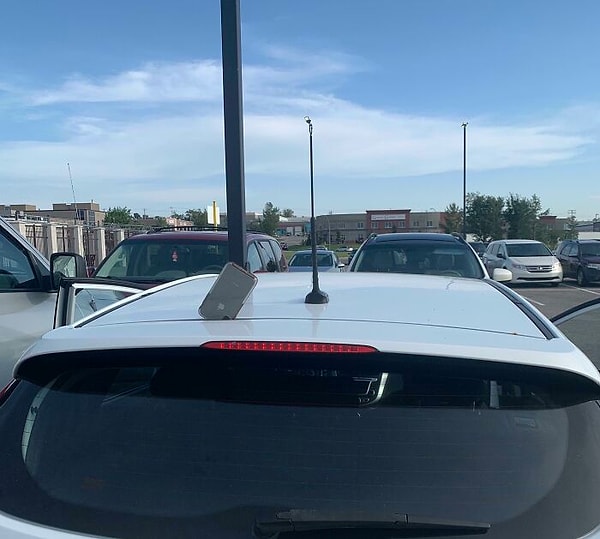 10. Я не смог найти свой телефон, но он был подключен к Bluetooth, поэтому я решил, что он находится где-то в ... или вне машины