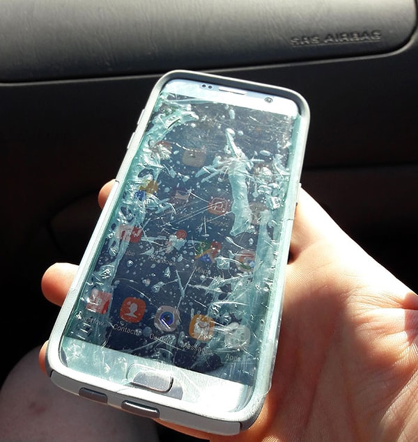 13. Увидел телефон мамы и разобрался. Она использовала одноразовую защитную пленку вместо настоящей защитной пленки