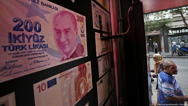 Her yeni güne ekonomik sarsıntılarla uyanıyoruz. Bu sarsıntılar karşısında vatandaşın eli kolu ne yazık ki bağlı. Hükümet, her ne kadar "Ekonomimiz çok iyi" algısını yaratmaya çalışsa da gittikçe dibe doğru batıyoruz.