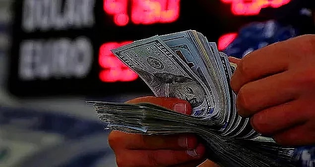 Merkez Bankası'ndaki sürpriz başkan değişimi sonrası dolar gece yarısı 8,4786 seviyelerine kadar ulaştı. Euro da 10 lirayı aştı ve 10,08'in üzerine tırmandı.