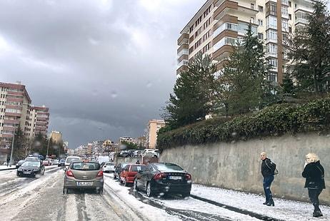 Ankara'da Dolu Yağışı Etkili Oldu: Cadde ve Sokaklar Beyaza Büründü